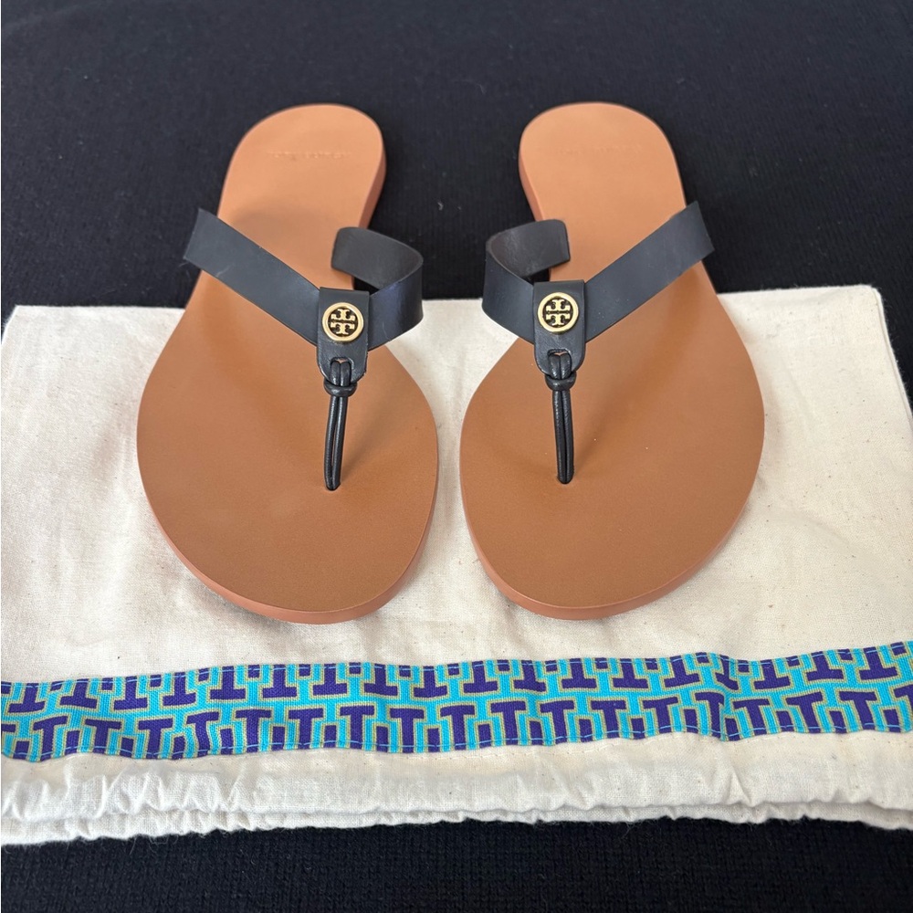 Tory Burch Black & Tan Sandals with Sleek Leather Thong Straps; Size 8 - Picture 4 of 6